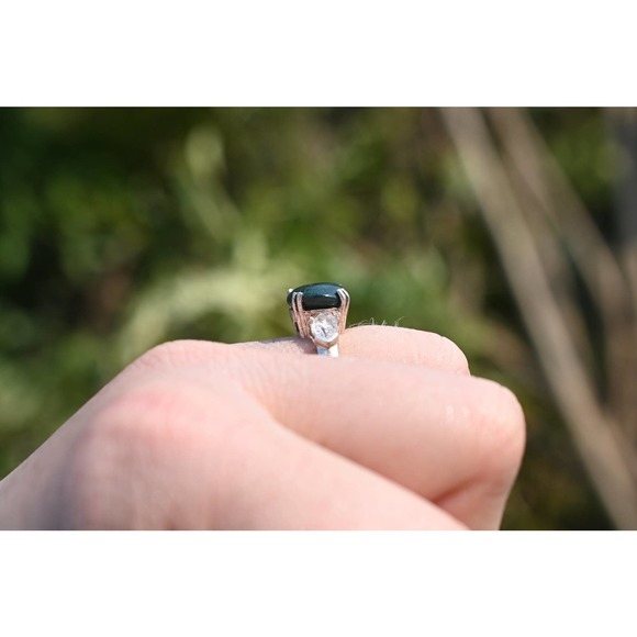 Round green agate cab with raw quartz side stone ring size 6.5 - Picture 2 of 4